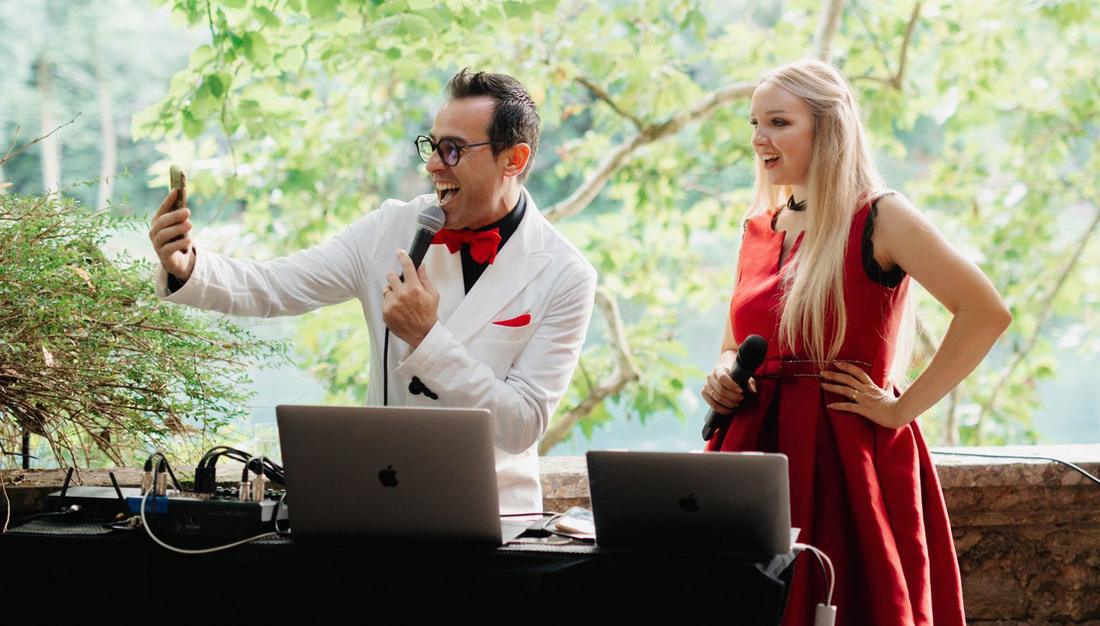 Musica dal vivo per eventi: Tony Rey e una cantante si esibiscono all'aperto