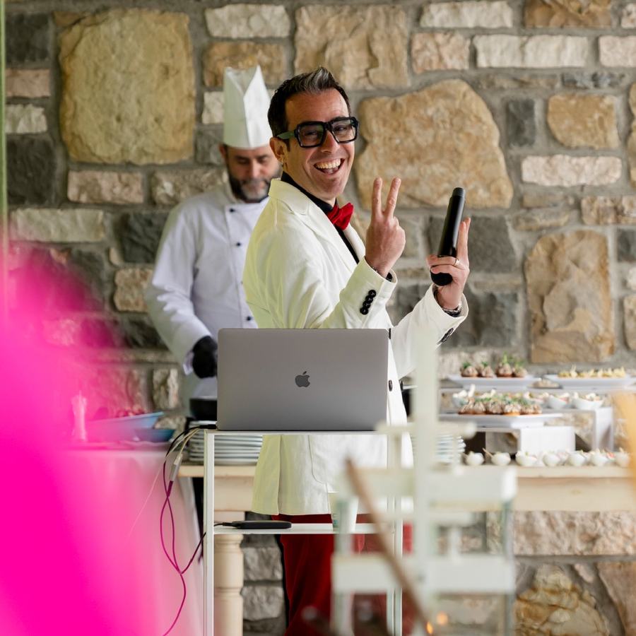 Tony Rey alla consolle durante un evento, microfono in mano